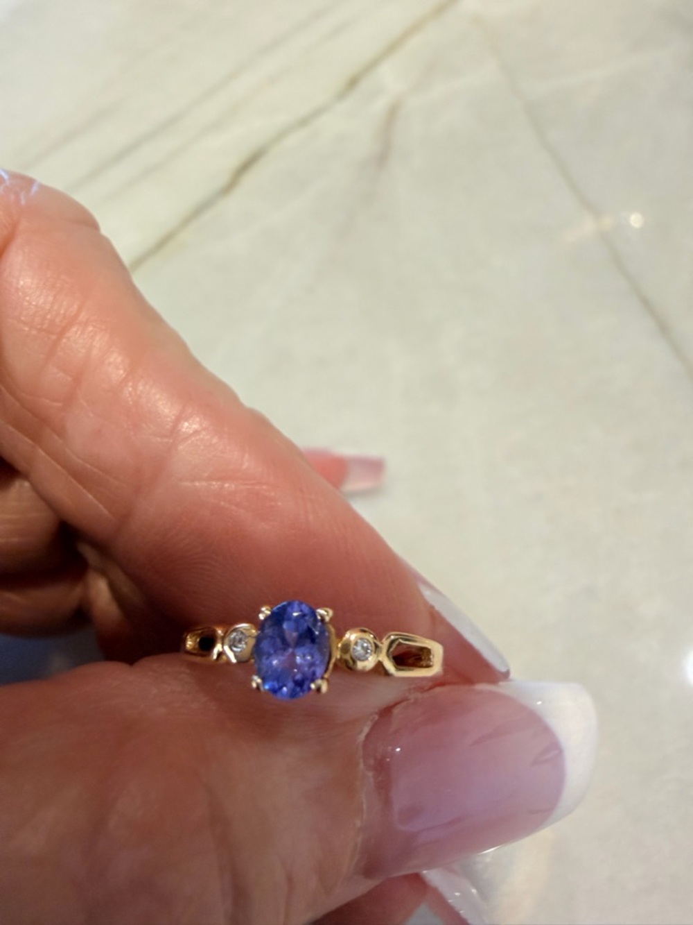 14K Gold Ring with Blue Violet Tanzanite. 2 oval Diamonds.